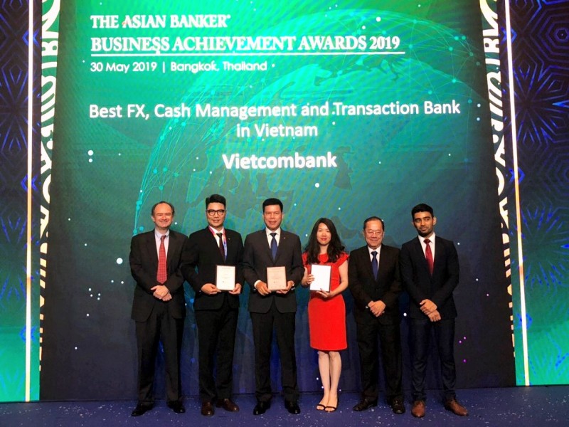vietcombank nhan ba giai thuong quan trong tu the asian banker