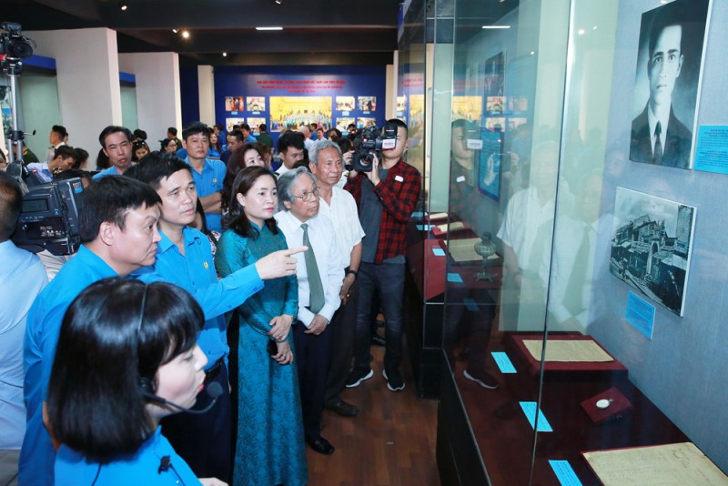 Trưng bày hơn 200 hiện vật về Chủ tịch Hồ Chí Minh với công nhân và Công đoàn Việt Nam