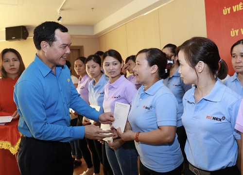 Chủ tịch Tổng Liên đoàn Nguyễn Đình Khang thăm, tặng quà đoàn viên tỉnh Ninh Bình