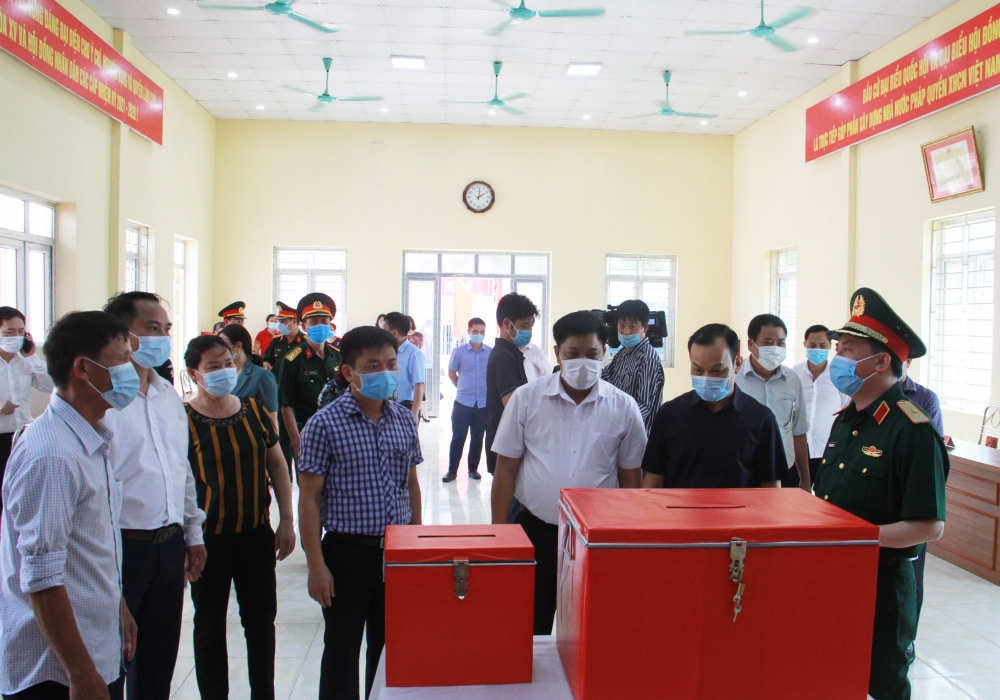 Đoàn công tác số 14 của Thành ủy kiểm tra công tác bầu cử tại huyện Thạch Thất