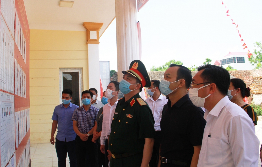 Đoàn công tác số 14 của Thành ủy kiểm tra công tác bầu cử tại huyện Thạch Thất