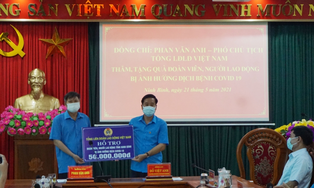 Phó Chủ tịch Tổng Liên đoàn Phan Văn Anh trao 50 triệu đồng hỗ trợ đoàn viên, người lao động tỉnh Ninh Bình