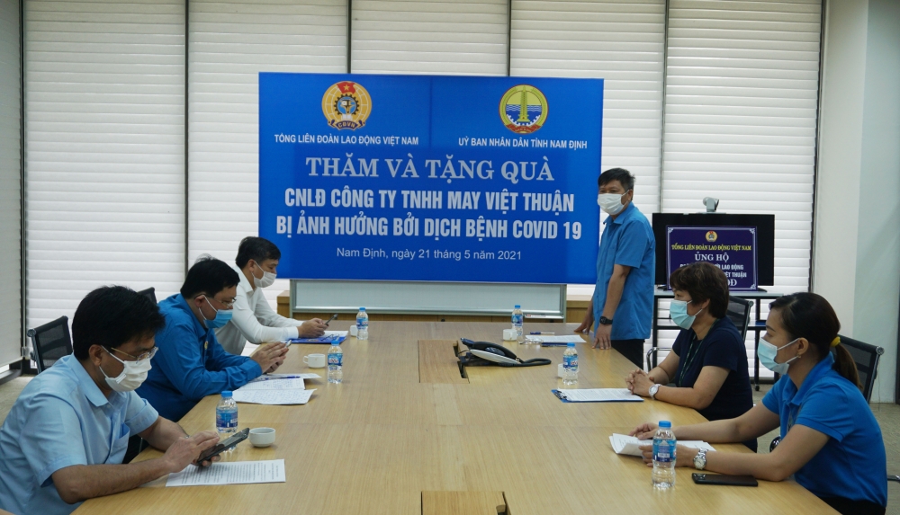 Tổng Liên đoàn Lao động Việt Nam trao 100 triệu đồng hỗ trợ đoàn viên, người lao động tỉnh Nam Định