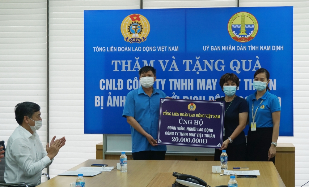 Tổng Liên đoàn Lao động Việt Nam trao 100 triệu đồng hỗ trợ đoàn viên, người lao động tỉnh Nam Định