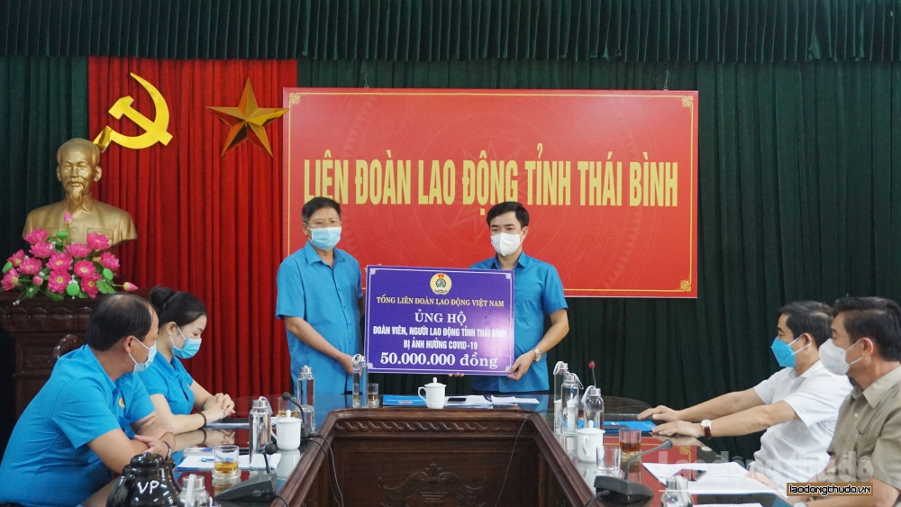 Phó Chủ tịch Tổng Liên đoàn Phan Văn Anh trao 100 triệu đồng tới đoàn viên tuyến đầu chống dịch tỉnh Thái Bình