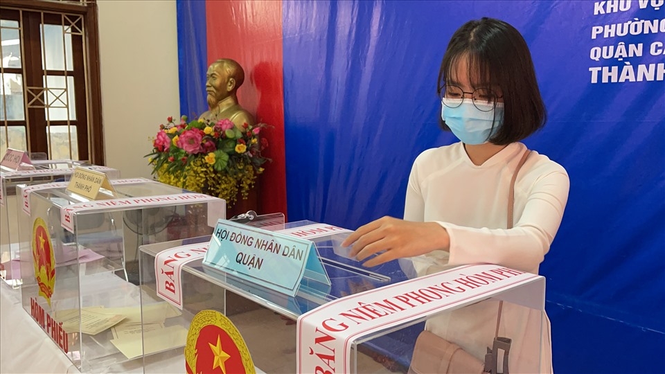 Chủ tịch Tổng Liên đoàn Lao động Việt Nam Nguyễn Đình Khang thực hiện quyền công dân tại quận Cầu Giấy