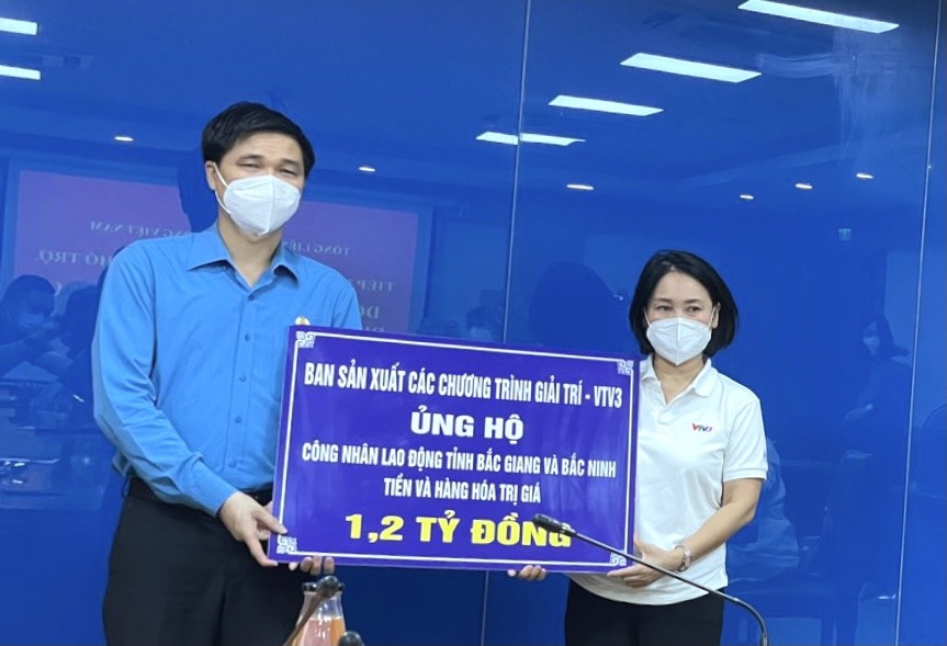 Tổng Liên đoàn tiếp nhận 1,2 tỷ đồng hỗ trợ công nhân lao động tỉnh Bắc Ninh và Bắc Giang