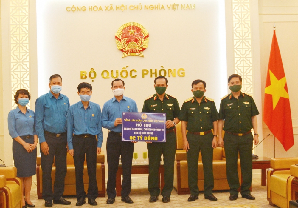 Chủ tịch Tổng Liên đoàn Lao động Việt Nam Nguyễn Đình Khang trao 2 tỷ đồng, tri ân tuyến đầu chống dịch