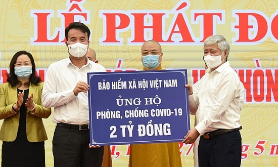 Bảo hiểm xã hội Việt Nam trao 2 tỷ đồng ủng hộ công tác phòng, chống dịch Covid-19