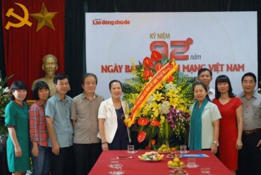 Phó Chủ tịch Nguyễn Thị Thu Hồng chúc mừng báo Lao động Thủ đô