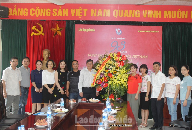 Lãnh đạo Tổng LĐLĐ Việt Nam thăm, chúc mừng báo Lao động Thủ đô