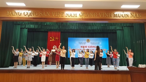LĐLĐ quận Long Biên khai giảng lớp hạt nhân văn hóa cơ sở