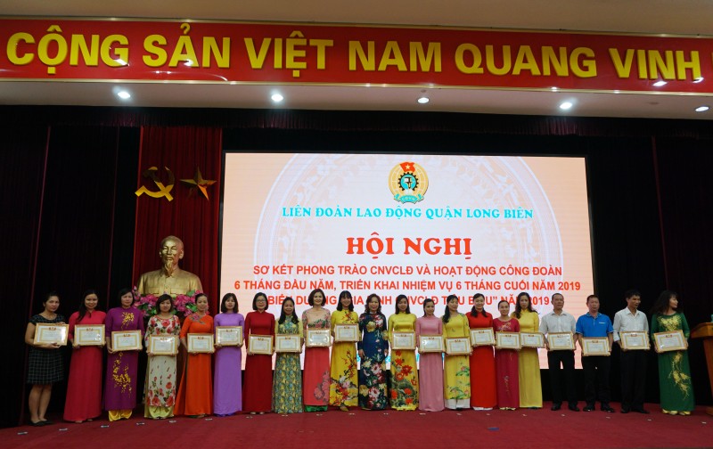 LĐLĐ quận Long Biên: Biểu dương, khen thưởng 123 gia đình CNVCLĐ tiêu biểu