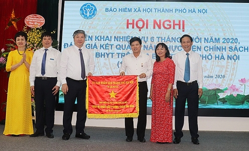 Bảo hiểm xã hội thành phố Hà Nội đón nhận Cờ đơn vị xuất sắc phong trào thi đua