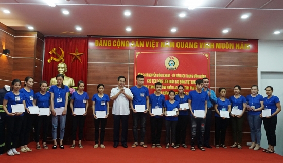 Chủ tịch Tổng Liên đoàn Nguyễn Đình Khang thăm, tặng quà công nhân lao động tỉnh Thái Nguyên