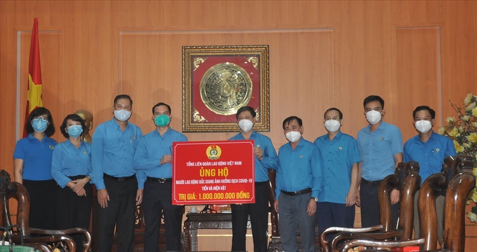 Tổng Liên đoàn Lao động Việt Nam trao 3,4 tỷ đồng hỗ trợ công nhân lao động tỉnh Bắc Ninh và Bắc Giang