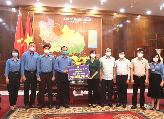 Tổng Liên đoàn Lao động Việt Nam trao 3,4 tỷ đồng hỗ trợ công nhân lao động tỉnh Bắc Ninh và Bắc Giang