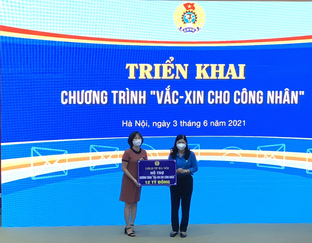 Liên đoàn Lao động thành phố Hà Nội ủng hộ 12 tỷ đồng tới Chương trình “Vắc xin cho công nhân”
