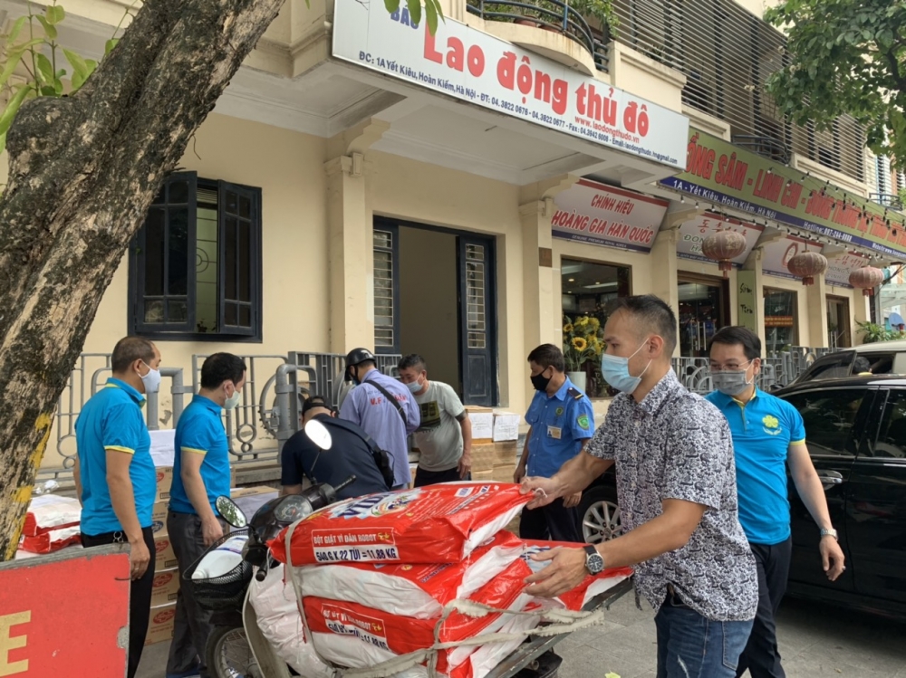 Trao quà trị giá 50 triệu đồng tiếp sức công nhân lao động tỉnh Bắc Giang chống dịch