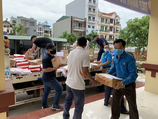 Báo Lao động Thủ đô và Nhóm từ thiện Mai Vàng hỗ trợ quà cho công nhân tỉnh Bắc Giang trị giá 50 triệu đồng