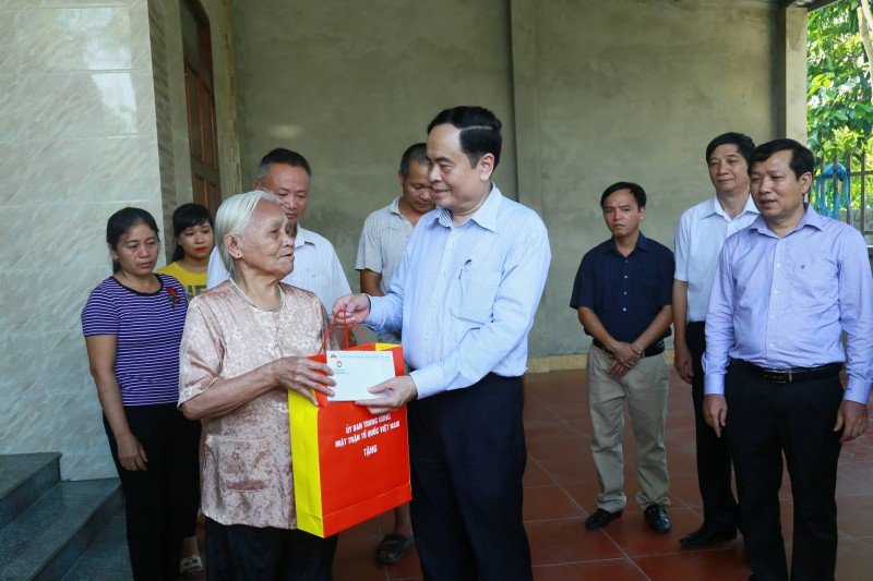 Thăm, tặng quà tri ân các gia đình chính sách tỉnh Tuyên Quang