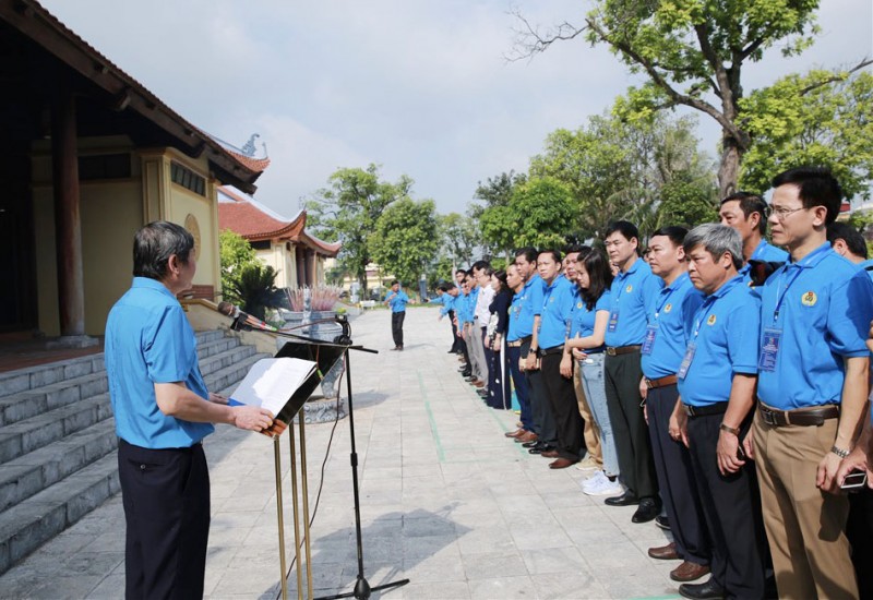 100 cán bộ công đoàn tiêu biểu dâng hương tưởng niệm đồng chí Nguyễn Văn Linh