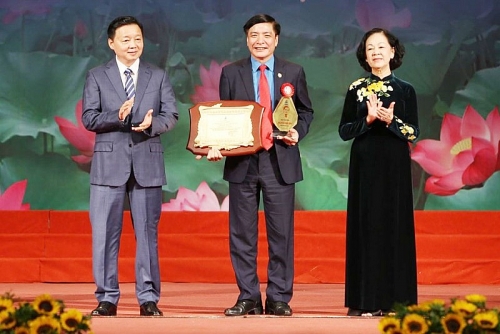 Chủ tịch Tổng Liên đoàn Bùi Văn Cường vinh dự nhận Giải thưởng Nguyễn Văn Linh