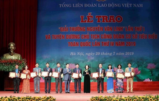 10 cán bộ công đoàn tiêu biểu xuất sắc được trao Giải thưởng Nguyễn Văn Linh lần thứ hai