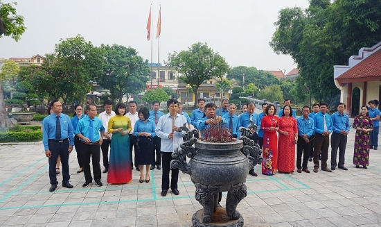 Đoàn cán bộ công đoàn tiêu biểu dâng hương tưởng niệm đồng chí Nguyễn Văn Linh
