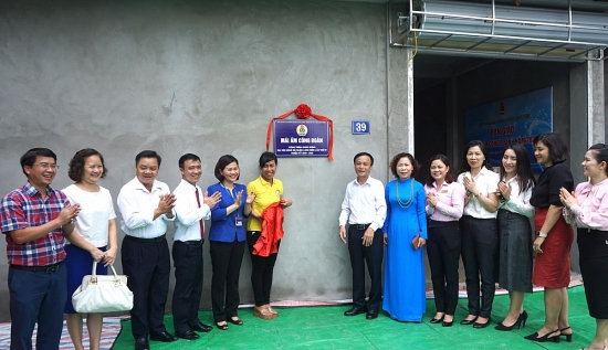 Thêm một đoàn viên công đoàn quận Long Biên được hỗ trợ kinh phí xây dựng Mái ấm công đoàn