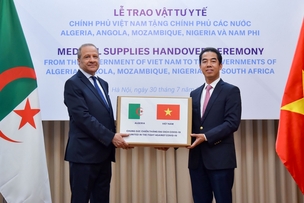 Chính phủ Việt Nam trao tặng vật tư y tế hỗ trợ các nước Châu Phi