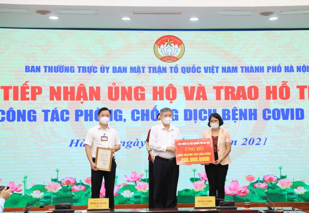 Bảo hiểm xã hội thành phố Hà Nội ủng hộ 200 triệu đồng mua vắc xin phòng dịch Covid-19