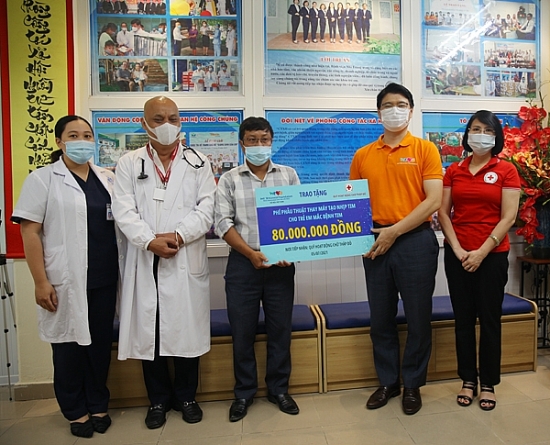 Trao tặng phí phẫu thuật thay máy tạo nhịp tim cho gia đình bệnh nhi ở Thanh Trì, Hà Nội