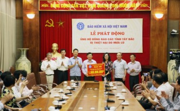 Bảo hiểm xã hội Việt Nam ủng hộ đồng bào vùng mưa lũ 1 tỷ đồng