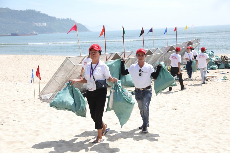 Đà Nẵng: Hơn 800 tình nguyện viên chung tay dọn sạch rác bãi biển Kim Liên