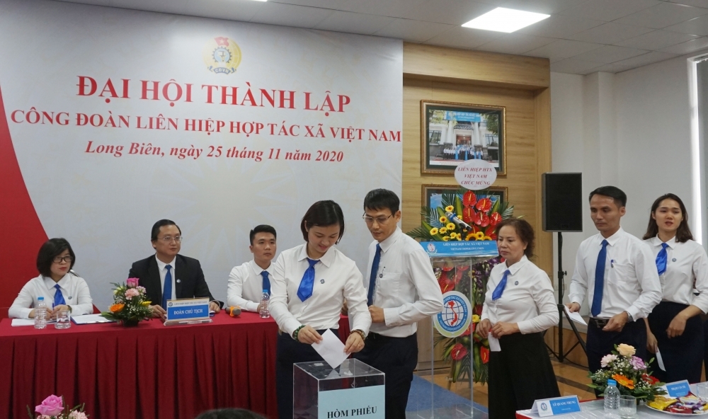Xây dựng giai cấp công nhân hiện đại, lớn mạnh và tổ chức Công đoàn Việt Nam vững mạnh