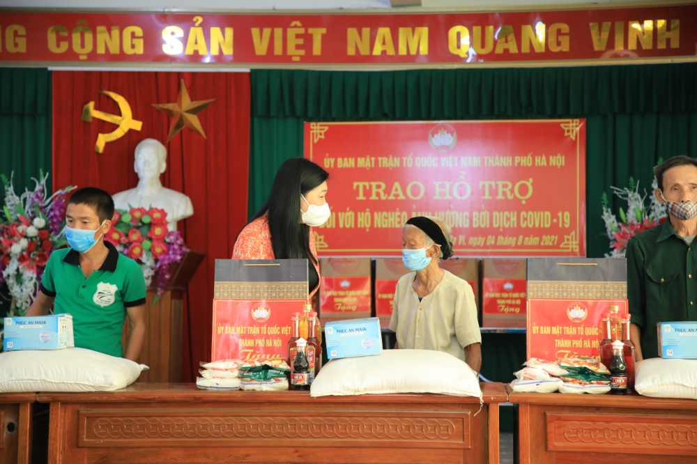 Chủ tịch Ủy ban Mặt trận Tổ quốc Thành phố Nguyễn Lan Hương trao hỗ trợ tới 24 hộ nghèo huyện Ba Vì