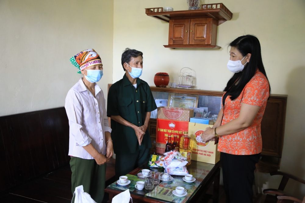 Chủ tịch Ủy ban Mặt trận Tổ quốc Thành phố Nguyễn Lan Hương trao hỗ trợ tới 24 hộ nghèo huyện Ba Vì