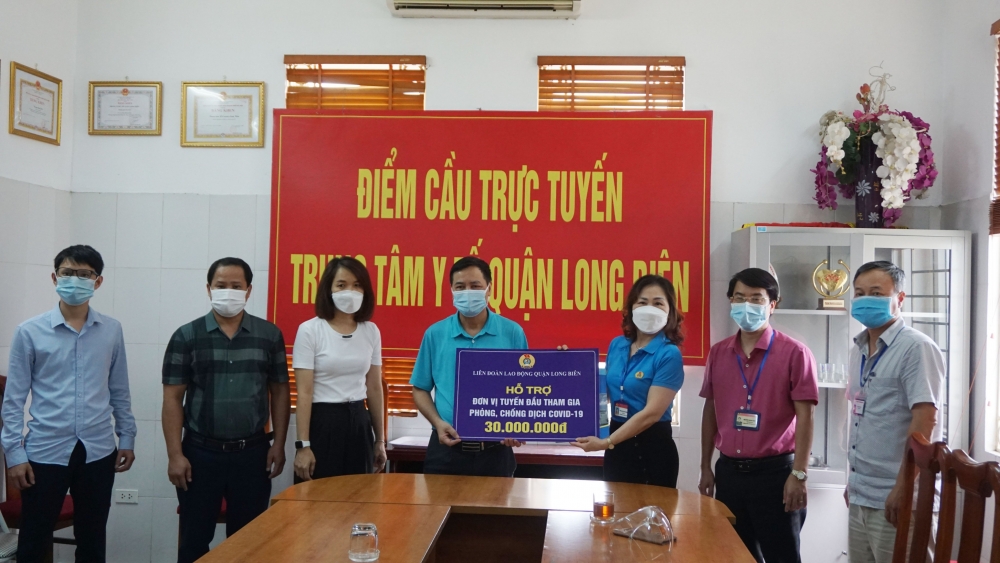 Liên đoàn Lao động quận Long Biên thăm, tặng quà cán bộ, nhân viên y tế tuyến đầu chống dịch