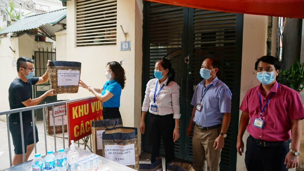 Liên đoàn Lao động quận Long Biên thăm, tặng quà cán bộ, nhân viên y tế tuyến đầu chống dịch
