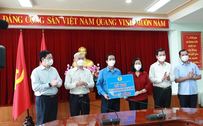 Trao hỗ trợ 25 tỷ đồng tới người lao động, nhân viên y tế tuyến đầu chống dịch tỉnh Đồng Nai