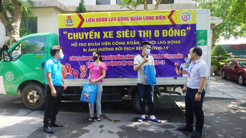 3 “Chuyến xe siêu thị 0 đồng” chuyển 339 phần quà chia sẻ khó khăn với người lao động quận Long Biên