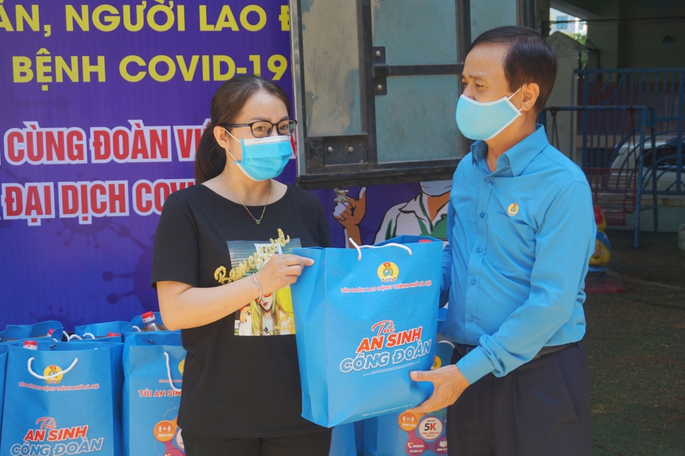 3 “Chuyến xe siêu thị 0 đồng” chuyển 339 phần quà chia sẻ khó khăn với người lao động quận Long Biên