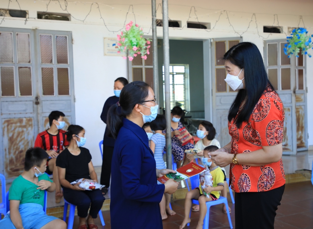 Chủ tịch Ủy ban MTTQ Việt Nam thành phố Hà Nội thăm, tặng quà Mái ấm Thánh Tâm