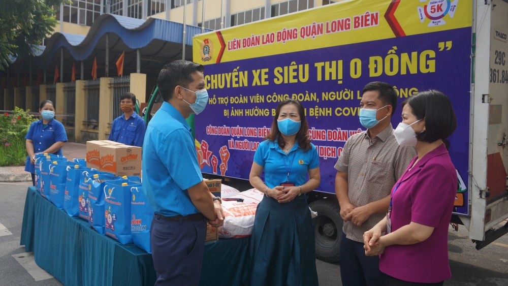 Thêm 598 túi quà “An sinh Công đoàn” từ “Chuyến xe siêu thị 0 đồng” tới với người lao động quận Long Biên