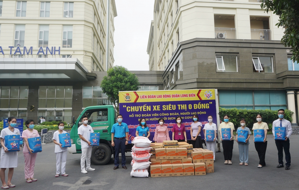 Thêm 598 túi quà “An sinh Công đoàn” từ “Chuyến xe siêu thị 0 đồng” tới với người lao động quận Long Biên