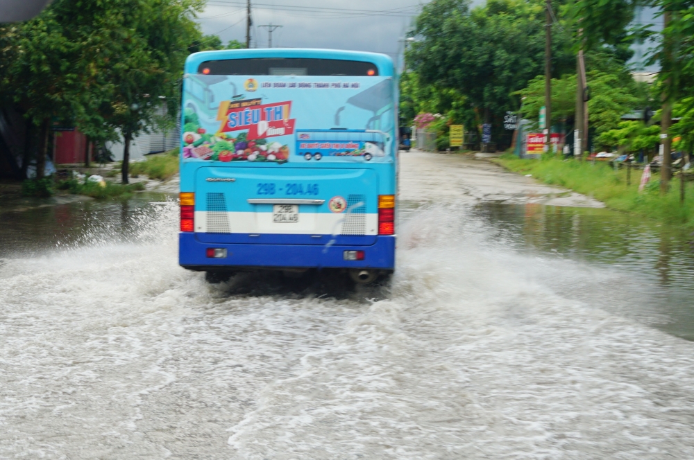 “Xe buýt siêu thị 0 đồng” vượt mưa chuyển quà hỗ trợ người lao động Khu Công nghiệp và Chế xuất Hà Nội