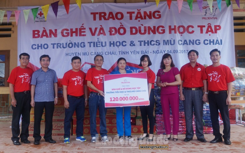prudential viet nam trao do dung hoc tap toi hoc sinh mu cang chai