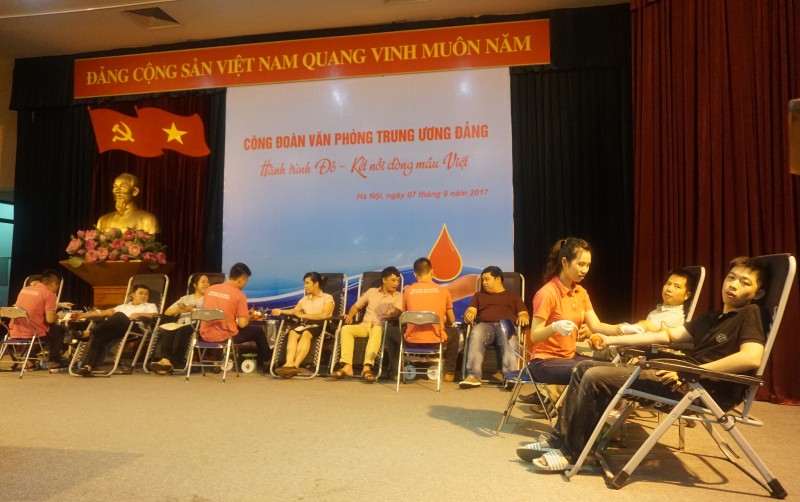 Đoàn viên Công đoàn Văn phòng Trung ương Đảng tham gia hiến máu nhân đạo