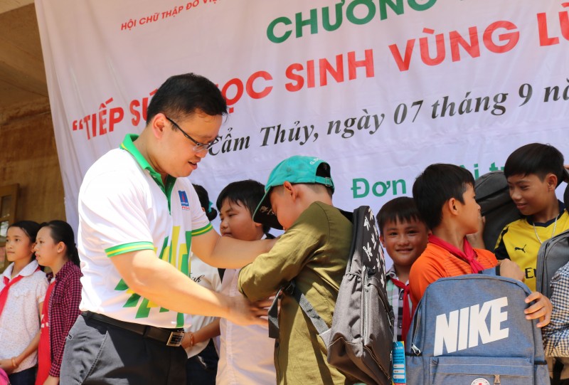 “Tiếp sức” học sinh vùng lũ Cẩm Thủy, Thanh Hóa tới trường